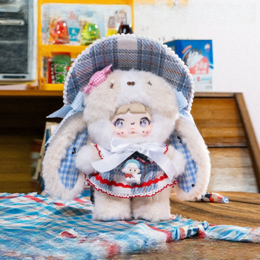 Bunny Nommi wears a blue hat and a blue dress. It’s the hidden variant. It’s really cute and beautiful. It can be used as a bag charm.