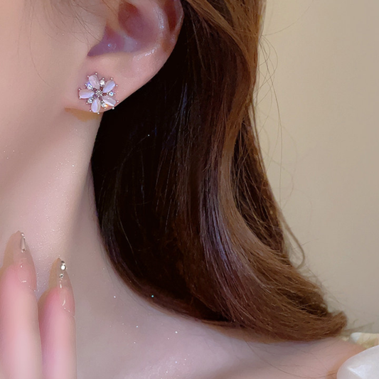 Simple and everyday style. The second way to wear the earrings: The pearl tassels can be removed.