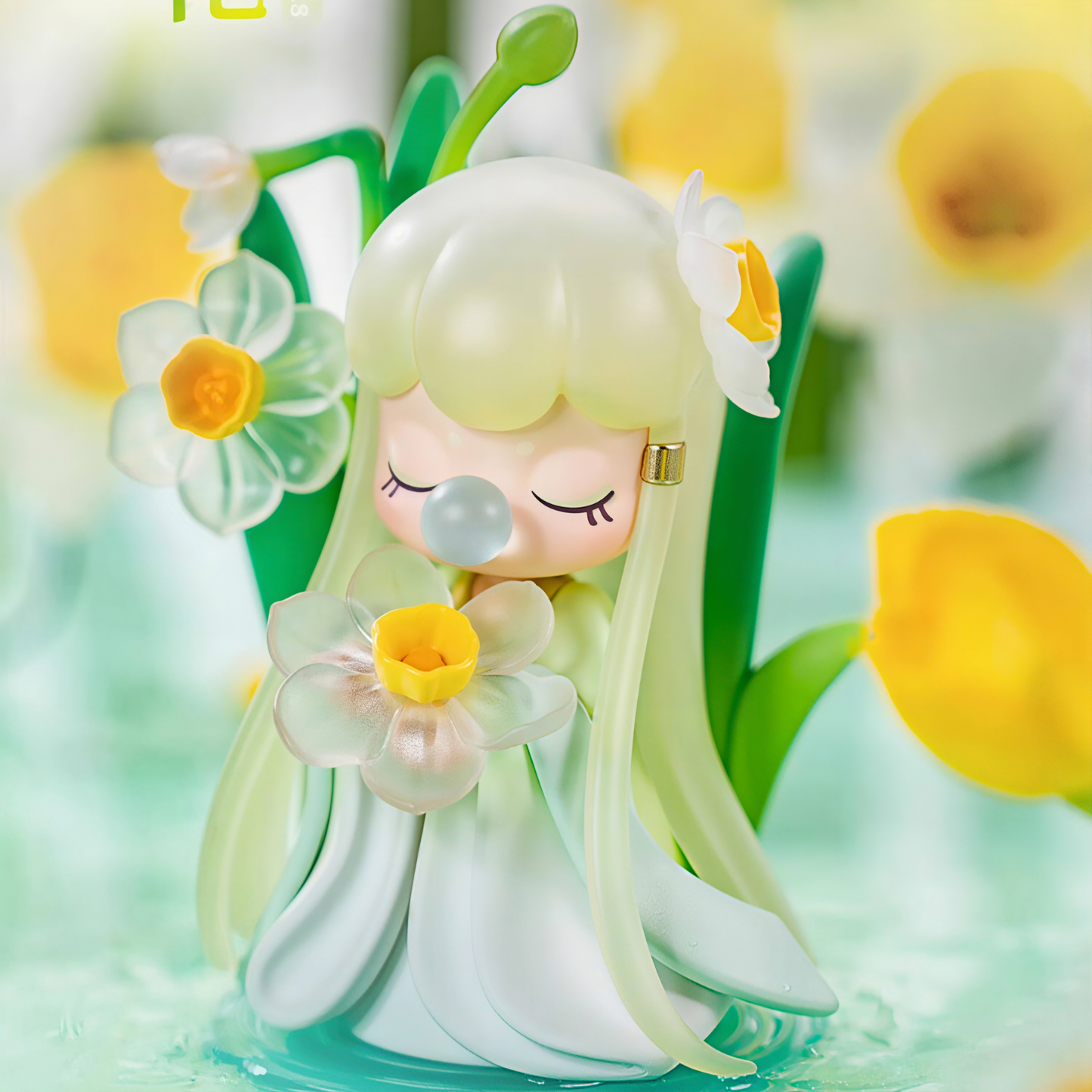 Charming Narcissus has pale green hair and a white-yellow daffodil hair accessory, wearing a light green and white dress, holding a daffodil flower.