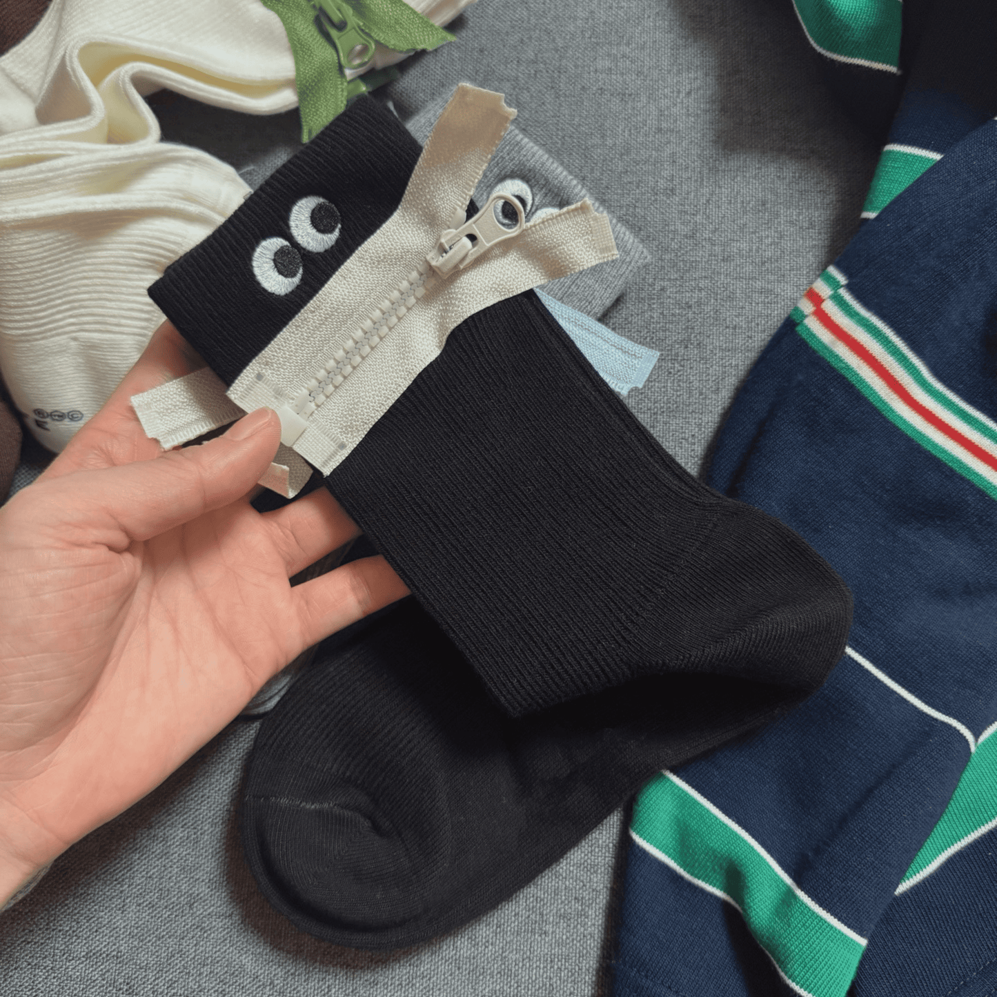 Aze Textiles - Playful Eyes Zip Design Mid-High Socks