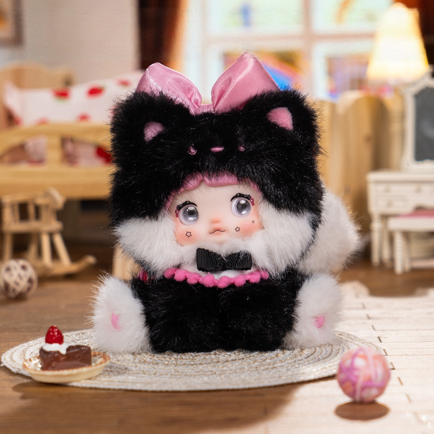 Cute Cat Nommi is in black and white,  with a belt bow decoration. It can be used as a bag charm.