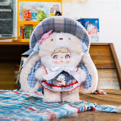 Bunny Nommi wears a blue hat and a blue dress. It’s the hidden variant. It’s really cute and beautiful. It can be used as a bag charm.
