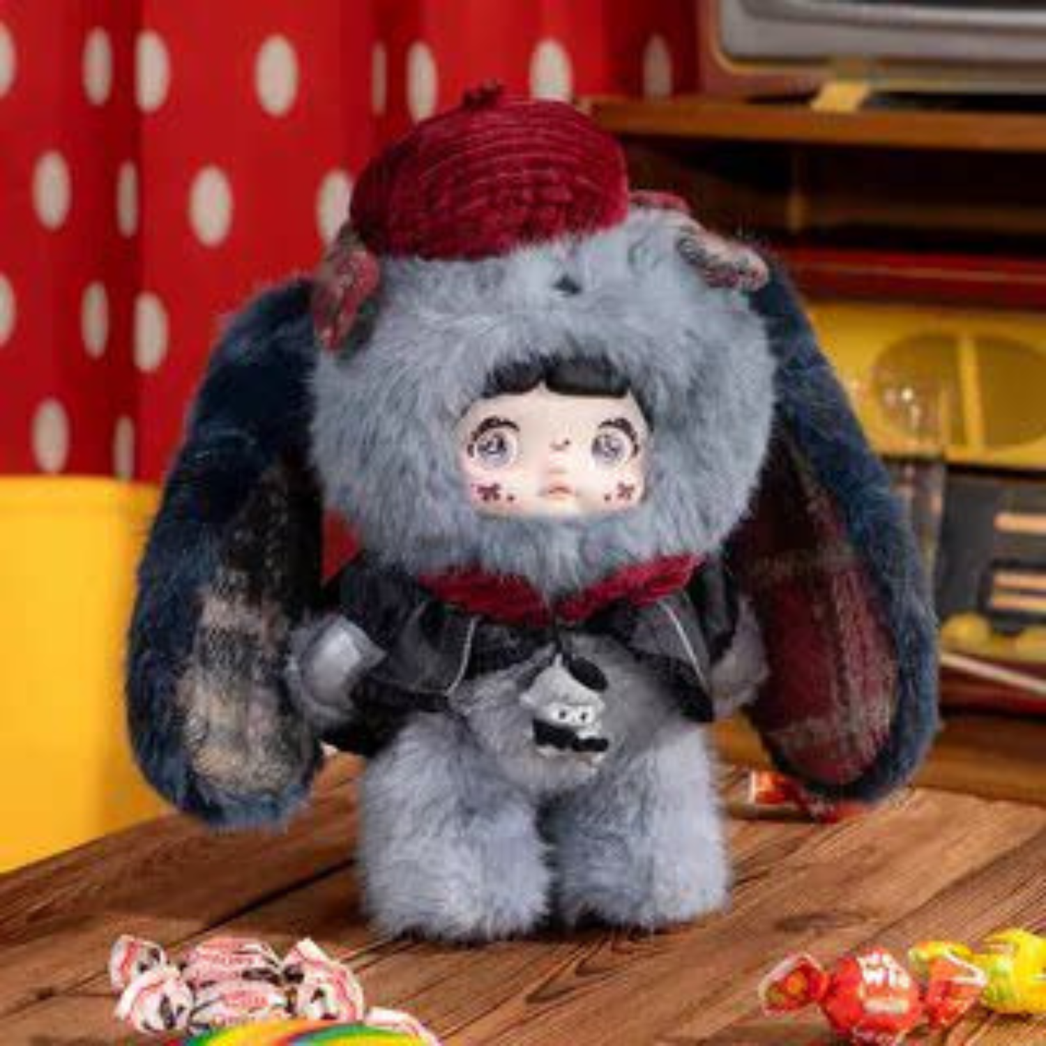Mime Nommi wears a red hat and black cloak. It’s really cute and beautiful. It can be used as a bag charm.