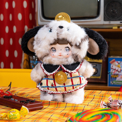 Puppy Nommi wears a white hat and golden dress with bright eyes. It’s really cute and beautiful. It can be used as a bag charm.