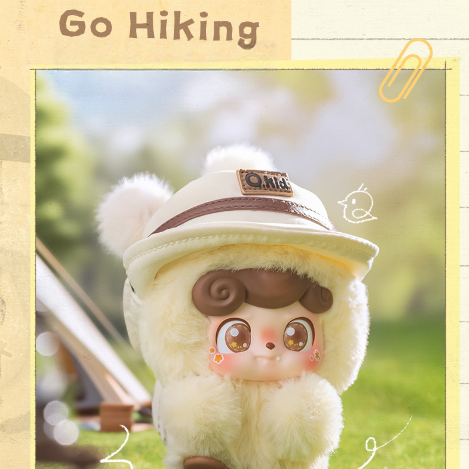 Q Kid “Go Hiking” plush toy in cosy explorer hat and fluffy suit – the perfect tiny adventure buddy for your rucksack or tote. The schoolbag can be detached, adding to its fun factor.