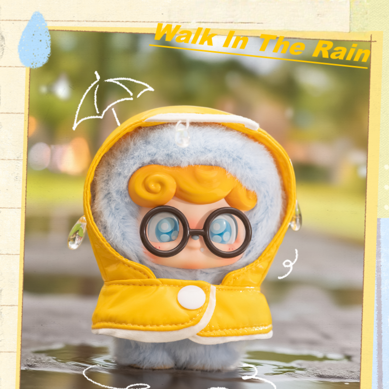Q Kid “Walk In The Rain” plush toy in bright yellow raincoat and glasses – a cheerful little friend to carry on drizzly days. The raincoat can be removed. Remember to bring it out on rainy days and have him wear it.